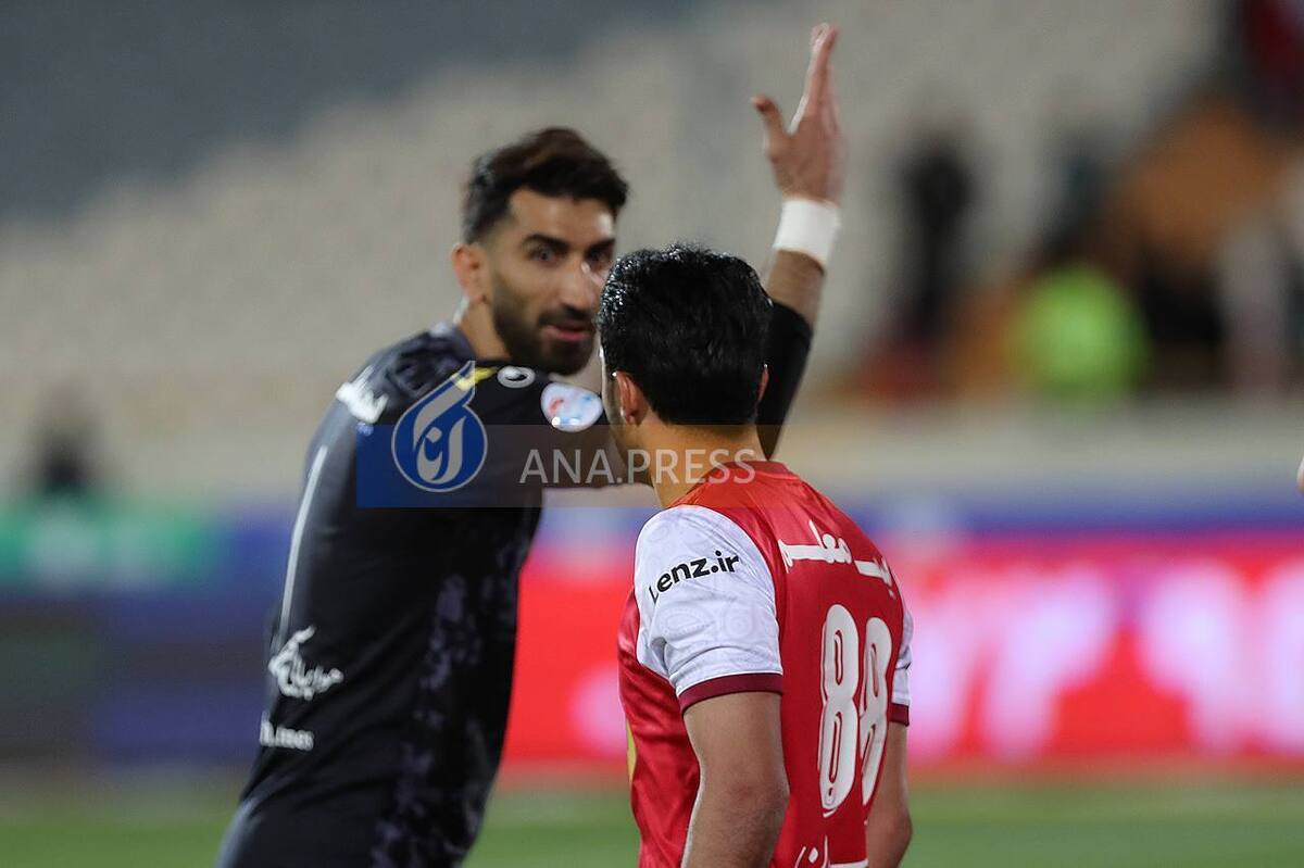 جر و بحث دو بازیکن پرسپولیس بعد از پیروزی ۳ گله در ورزشگاه آزادی+تصاویر