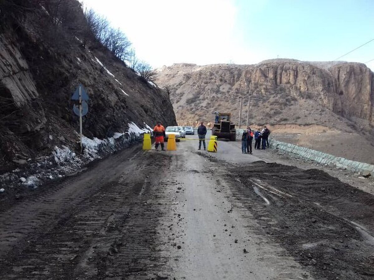تلاش نیروها برای بازگشایی جاده چالوس