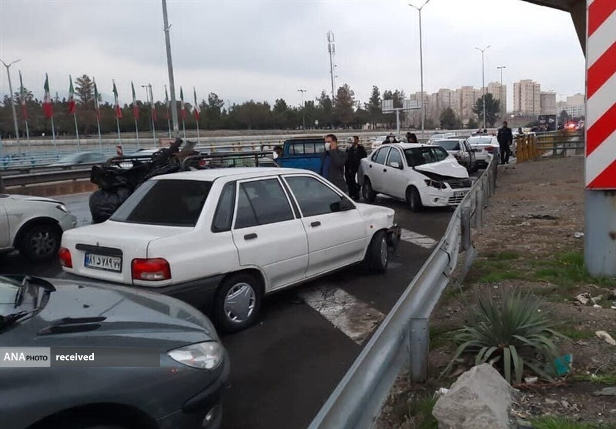 خواب آلودگی راننده کامیون عامل تصادف زنجیرهای ۱۳ وسیله نقلیه در بزرگراه شهید یاسینی