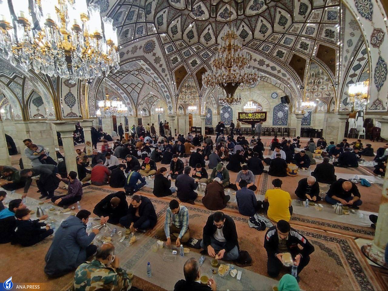 سفره افطار همراه با آش ایرانی در حرم حضرت رقیه(س) +عکس