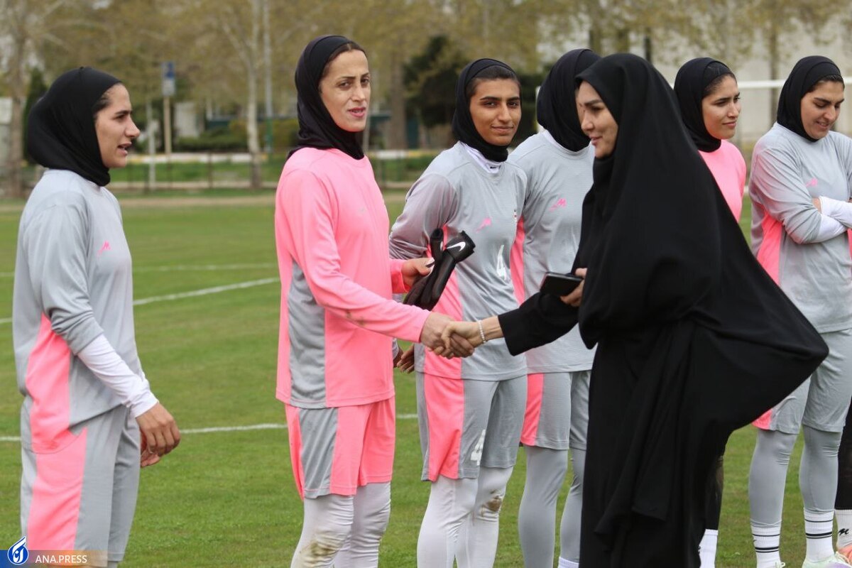 اولین تمرین بانوان فوتبالیست با حضور نایبرئیس برگزار شد