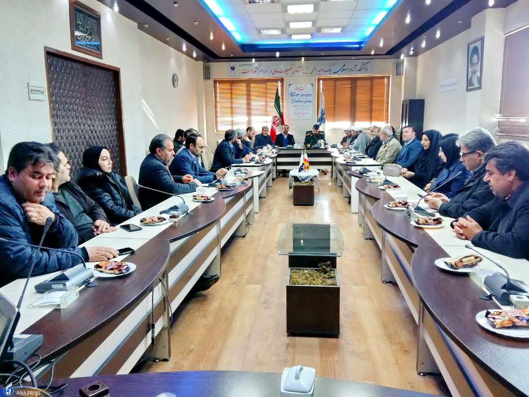 پرچم ضداستکباری شهید سلیمانی توسط جوانان در اهتزاز است پرچم ضداستکباری شهید سلیمانی توسط جوانان در اهتزاز است