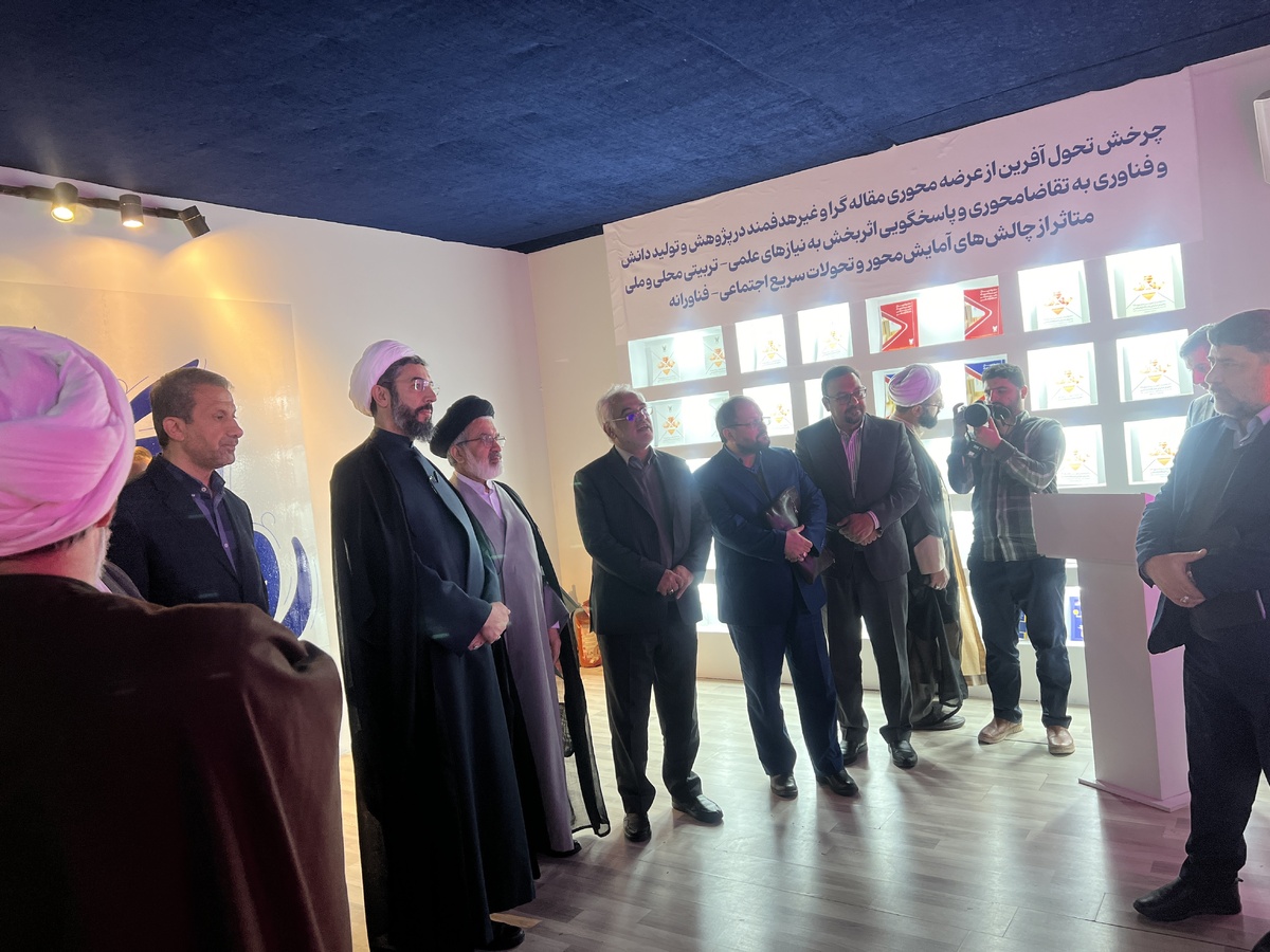 رئیس نهاد نمایندگی مقام معظم رهبری در دانشگاهها از نمایشگاه روایت تحول بازدید کرد