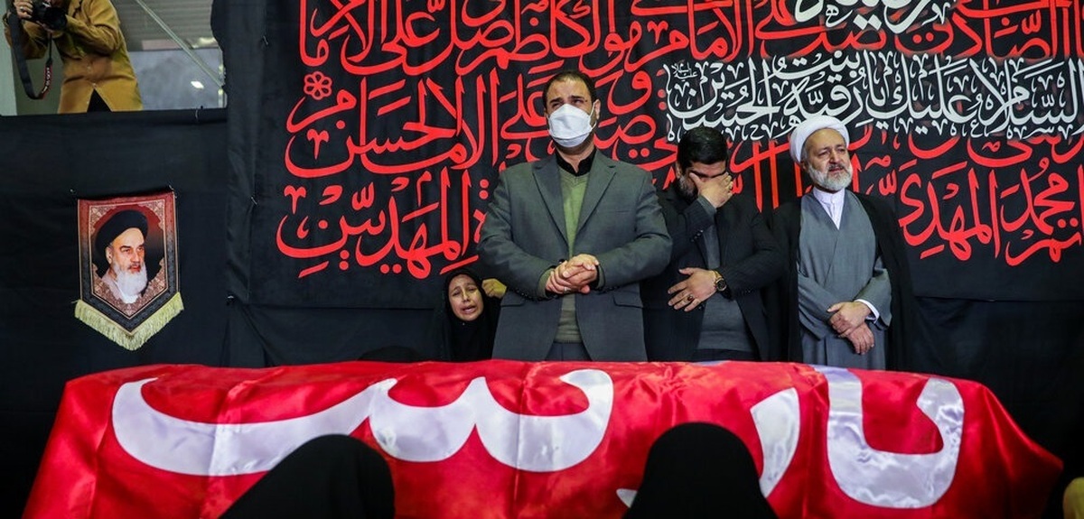 پیکر شهیده فائزه رحیمی با چفیه متبرک و اهدایی رهبر معظم انقلاب به خاک سپرده شد