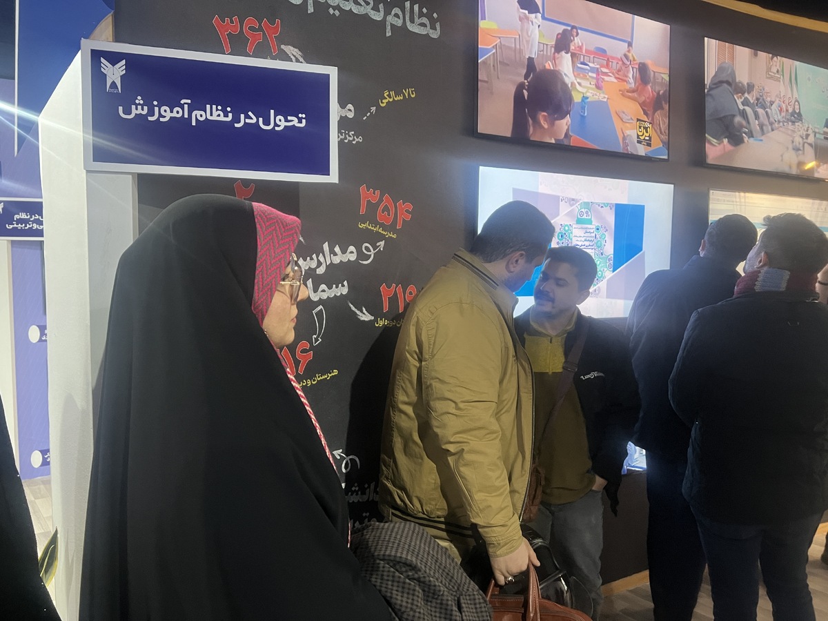 بازدید فعالان مجازی از نمایشگاه روایت تحول