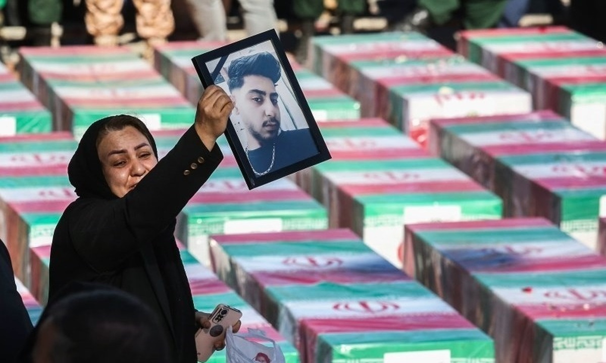 سردار که پروانهصفت سوخت در آتش یک بار دگر در غم کرمان جگرش سوخت