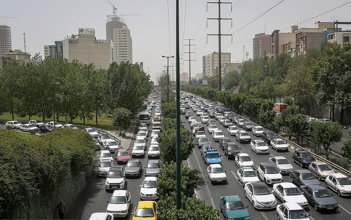 معابر و بزرگراههای تهران درگیر ترافیک نیمه سنگین