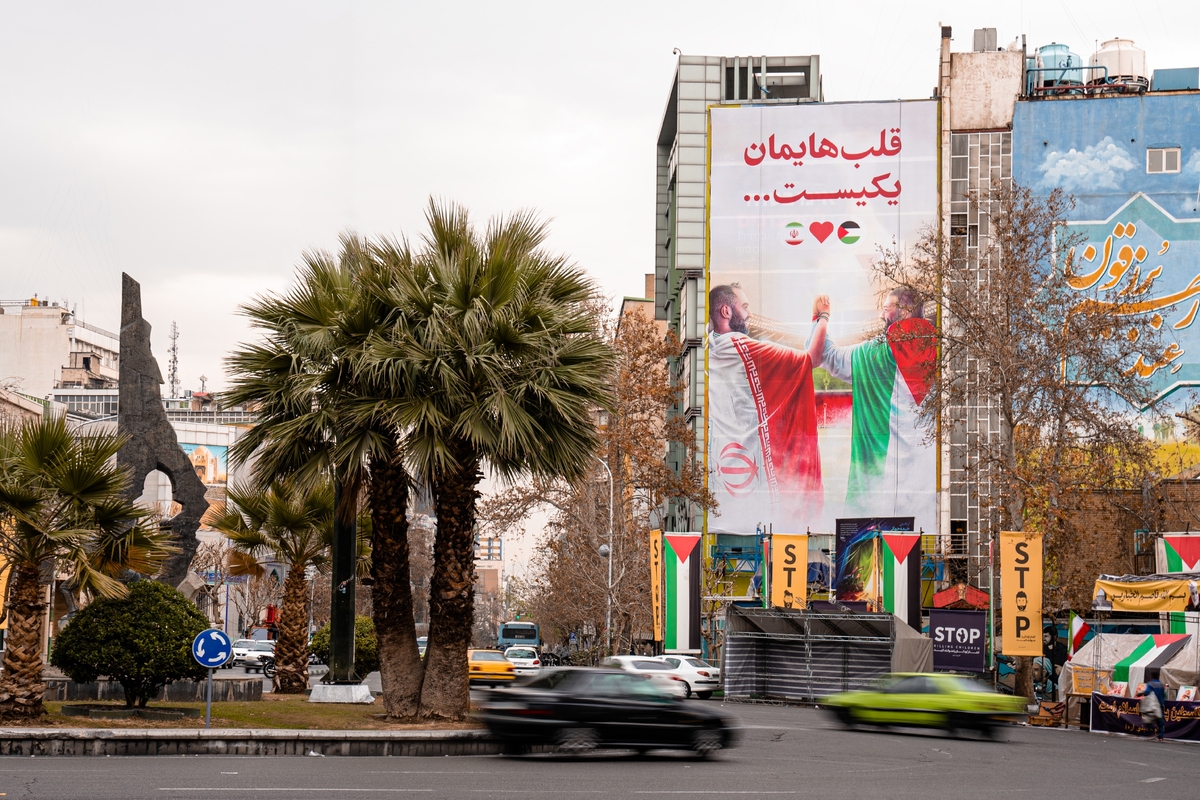 جدیدترین دیوارنگاره میدان فلسطین رونمایی شد/ «قلبهایمان یکیست»