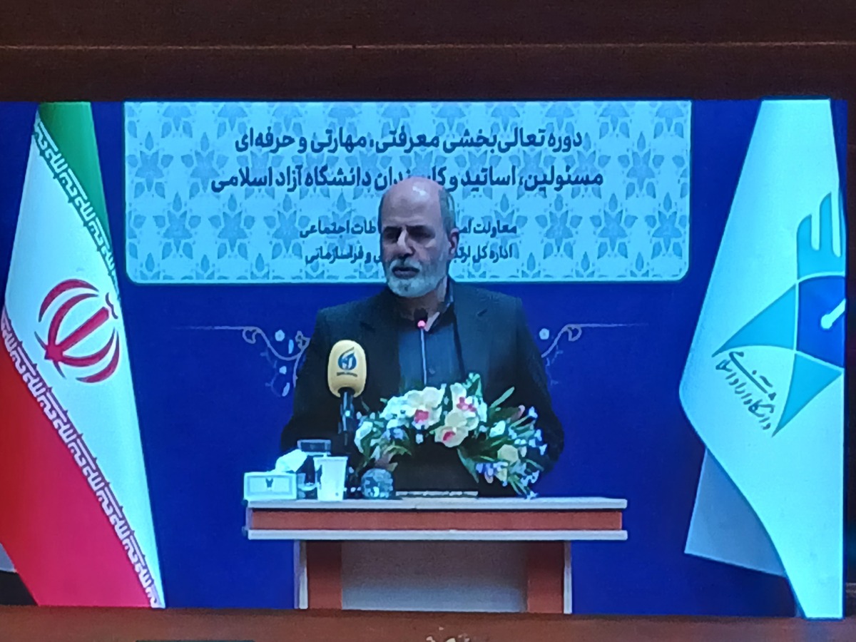 دبیر شورای عالی امنیت ملی از نمایشگاه «روایت تحول» بازدید کرد