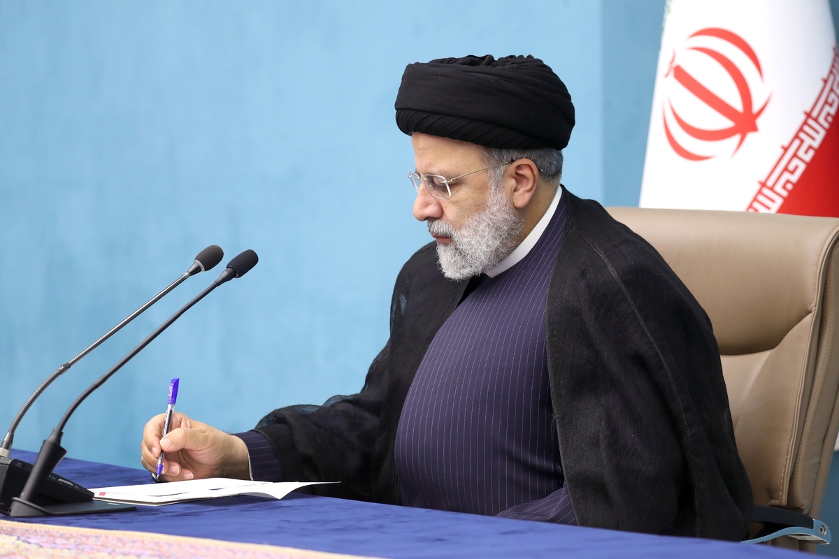 پیام تسلیت رئیس جمهور در پی درگذشت پدر و برادر شهیدان والامقام صادقی