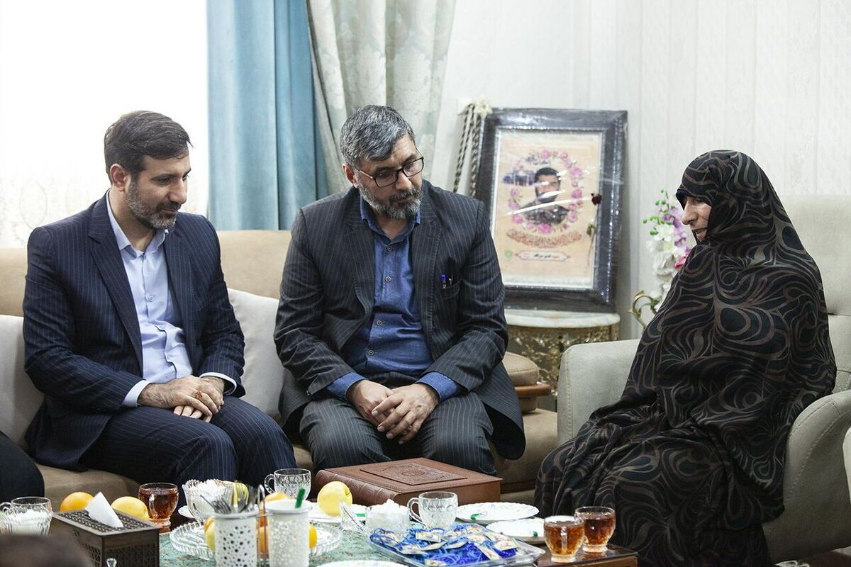 دیدار طحاننظیف با خانواده شهید ناظر «قدیر سرلک» هدیه مادر شهید به اعضای شورای نگهبان