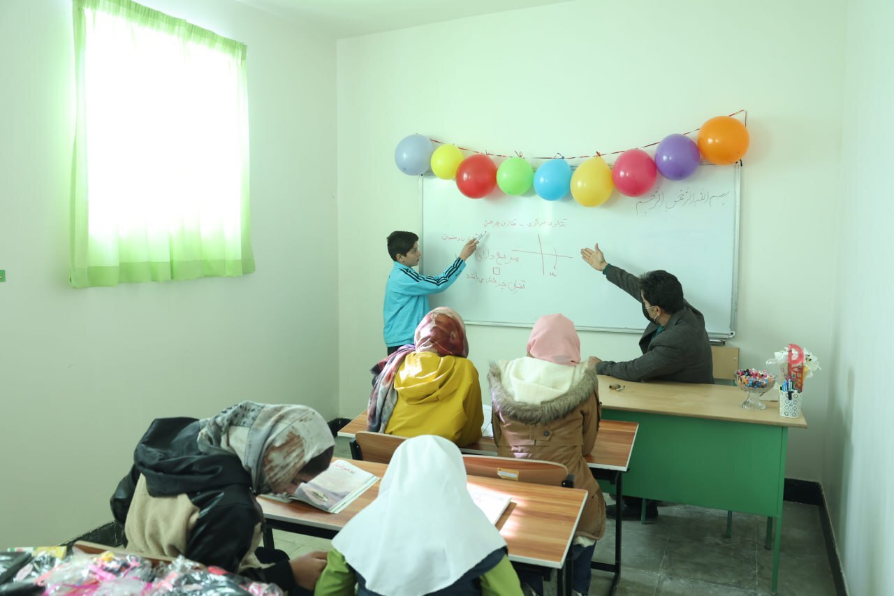 ۹ دانشآموز روستای «کوله مرز» در لرستان صاحب مدرسه شدند + عکس و فیلم ۹ دانشآموز روستای «کوله مرز» در لرستان صاحب مدرسه شدند + عکس و فیلم
