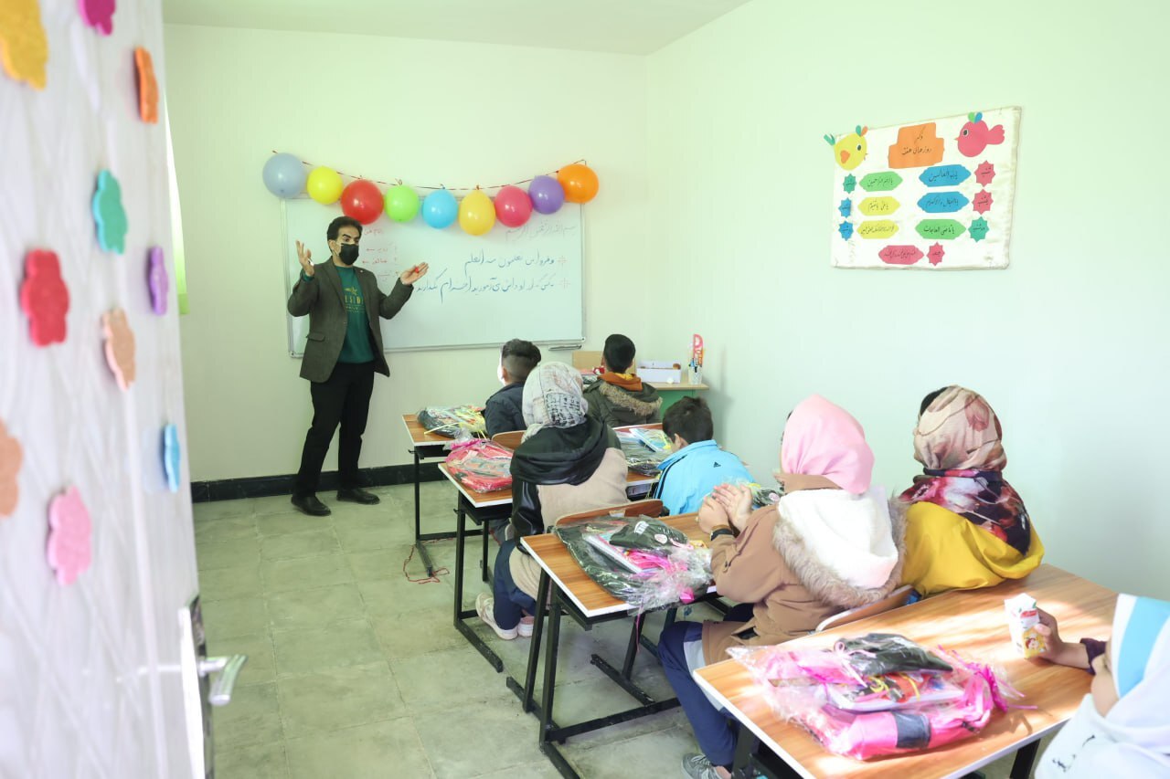 ۹ دانشآموز روستای «کوله مرز» در لرستان صاحب مدرسه شدند + عکس و فیلم ۹ دانشآموز روستای «کوله مرز» در لرستان صاحب مدرسه شدند + عکس و فیلم