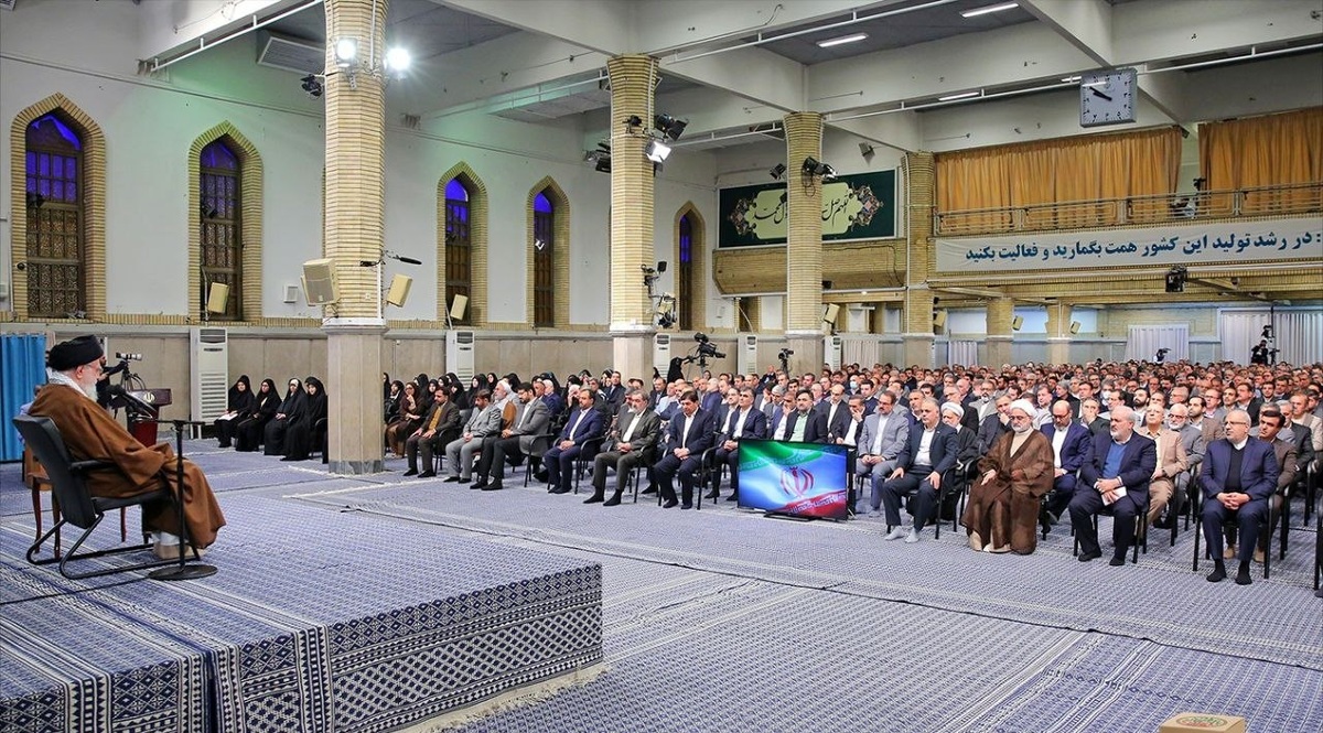 رهبر انقلاب: مهم‌ترین وظیفه دولت بهبود فضای کسب‌وکار و رفع موانع است