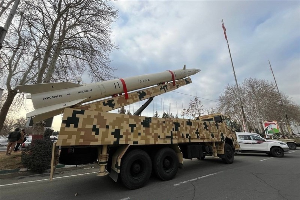 نمایش موشکهای بالستیک «خیبرشکن» و «قدر» در کنگره ۲۴ هزار شهید تهران
