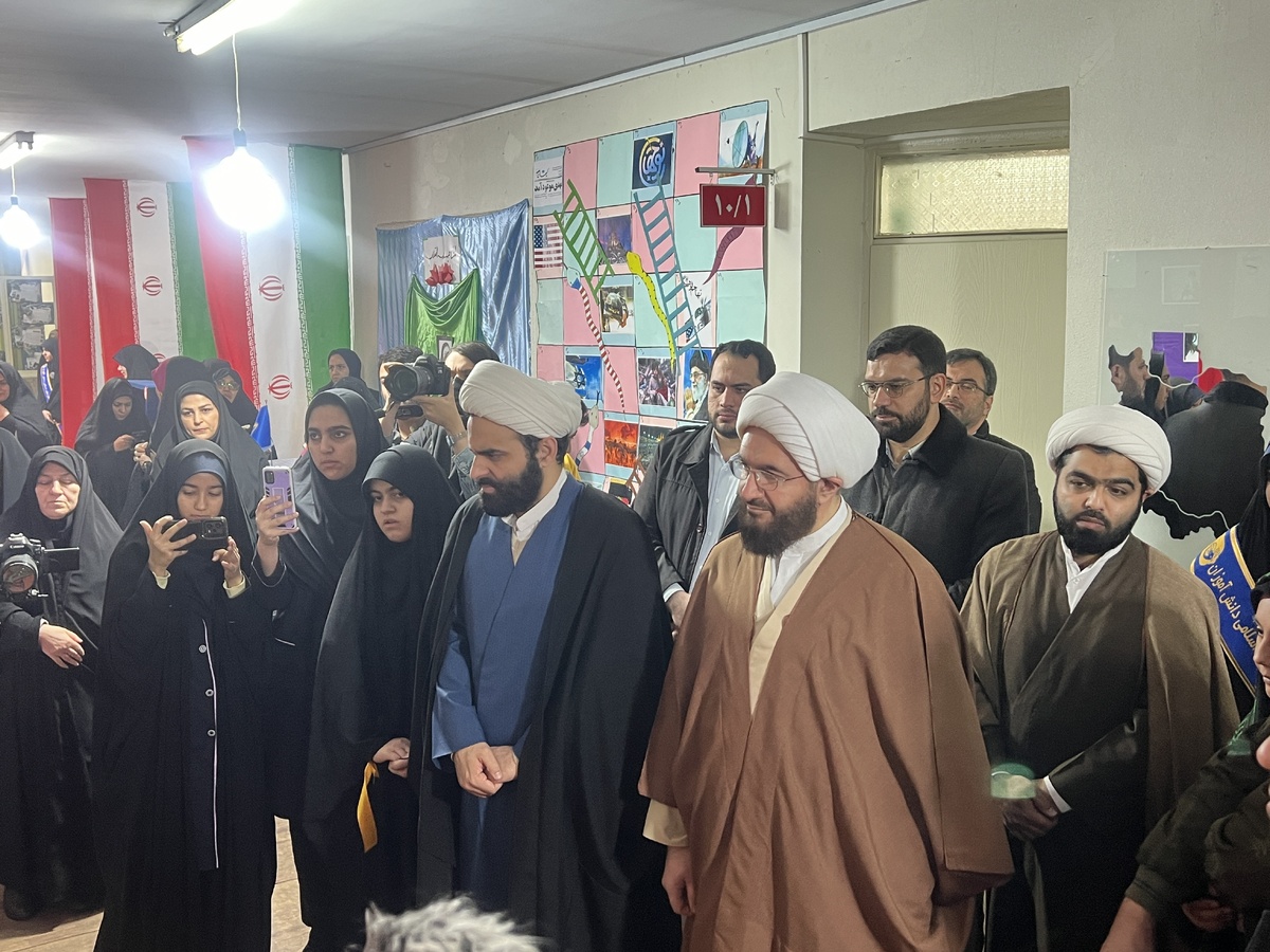 دوازدهمین دوره نمایشگاههای دانشآموزی مدرسه انقلاب افتتاح شد