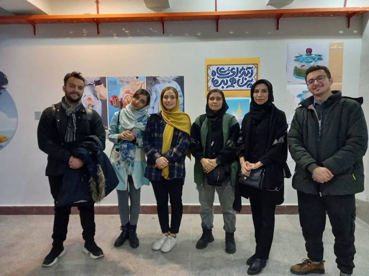 بازدید دانشجویان ناشنوای رشتههای هنر از نمایشگاه جشنواره تجسمی فجر