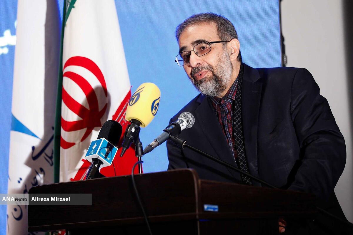 استادان باید دانشجویان را به تفکر در موضوعات علمی تشویق کنند
