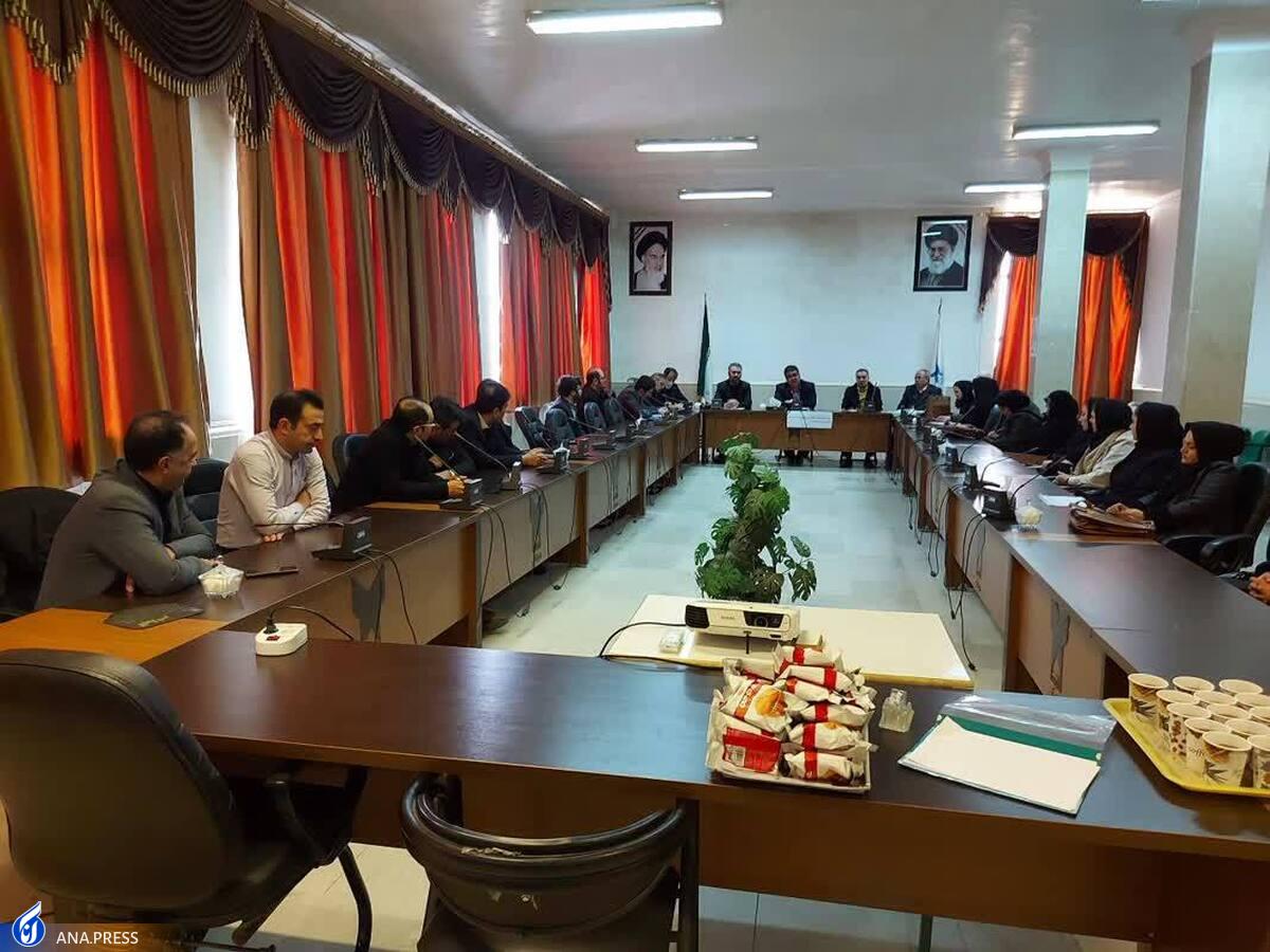 استادان بهعنوان افسران جنگ نرم در پرورش نسل جوان وظایف خطیری دارند
