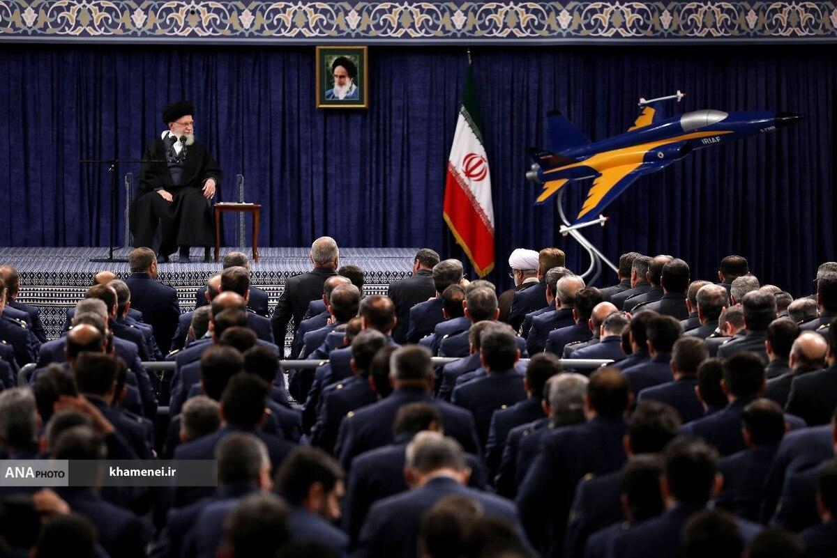 رهبر انقلاب: جبهه دشمن برای خواص برنامه دارد  نتیجه انتخابات پرشور افزایش اقتدار ملی است