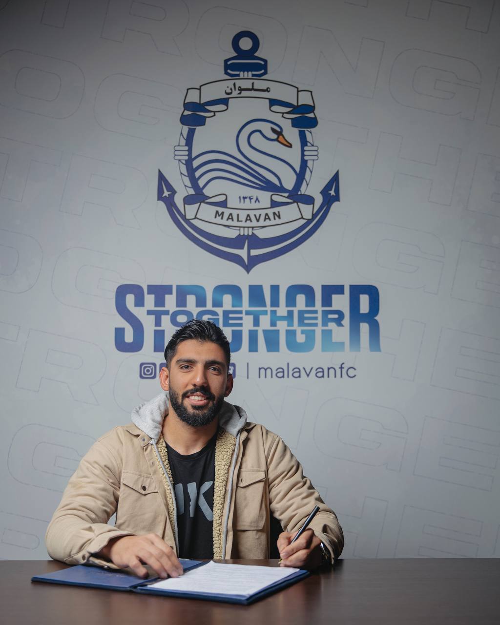 شکار دروازهبان ذوبآهن از سوی ملوان+عکس شکار دروازهبان ذوبآهن از سوی ملوان+عکس