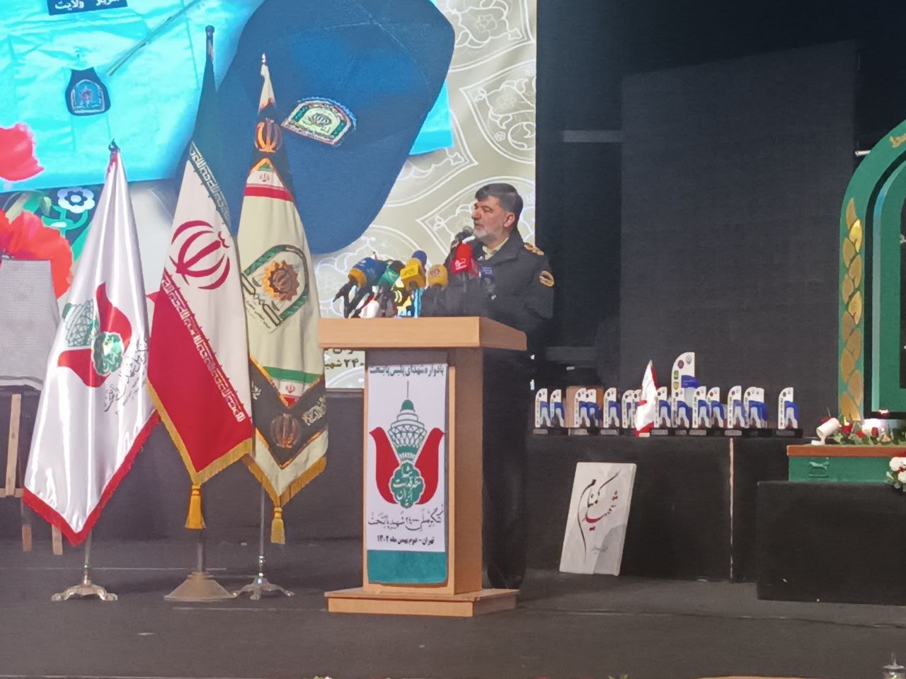 رونمایی از ۸ عنوان کتاب فراجا/ سربندی که فرزند حاج قاسم بر پیشانی سردار رادان بست+ عکس رونمایی از ۸ عنوان کتاب فراجا/ سربندی که فرزند حاج قاسم بر پیشانی سردار رادان بست+ عکس