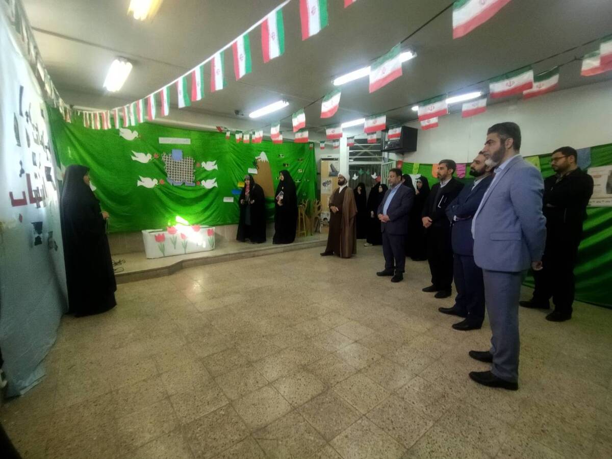 بازدید دبیر شورایعالی نوجوانان و جوانان از نمایشگاه مدرسه انقلاب