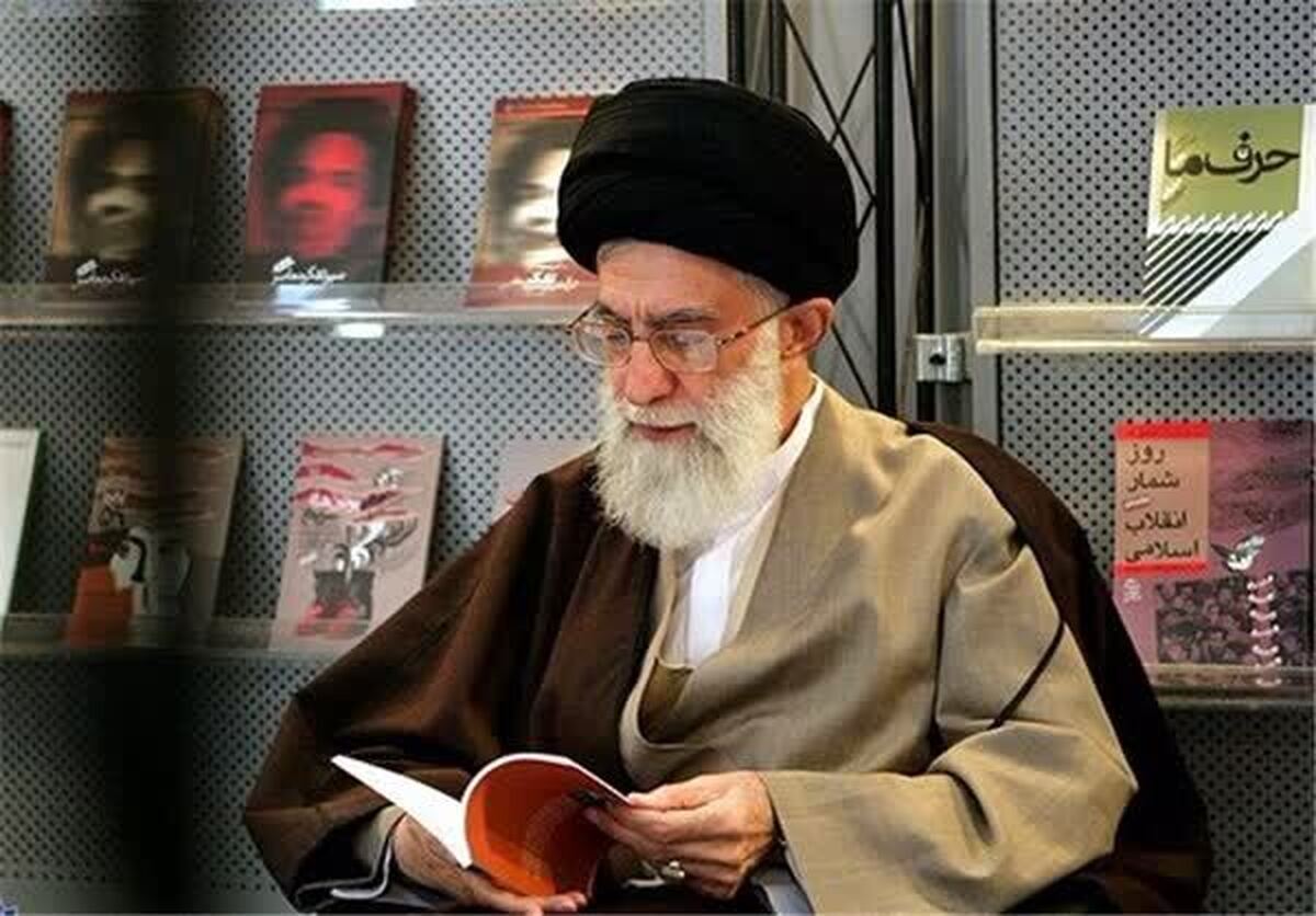 رهبر انقلاب: آنقدر برای پدرم کتاب میخواندم که سرم گیج میرفت + فیلم