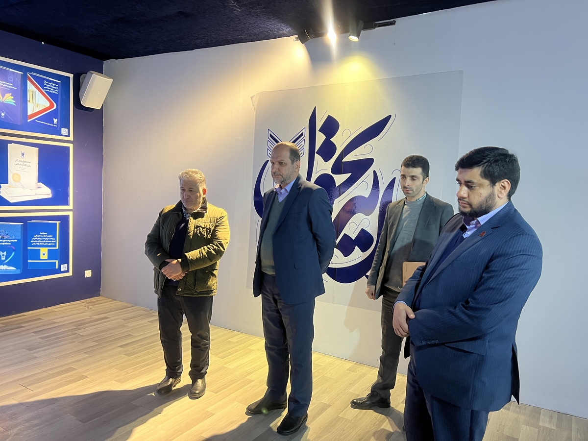 بازدید رؤسای دانشگاه جامع امام حسین (ع) و دانشگاه آزاد اسلامی استان تهران از نمایشگاه روایت تحول