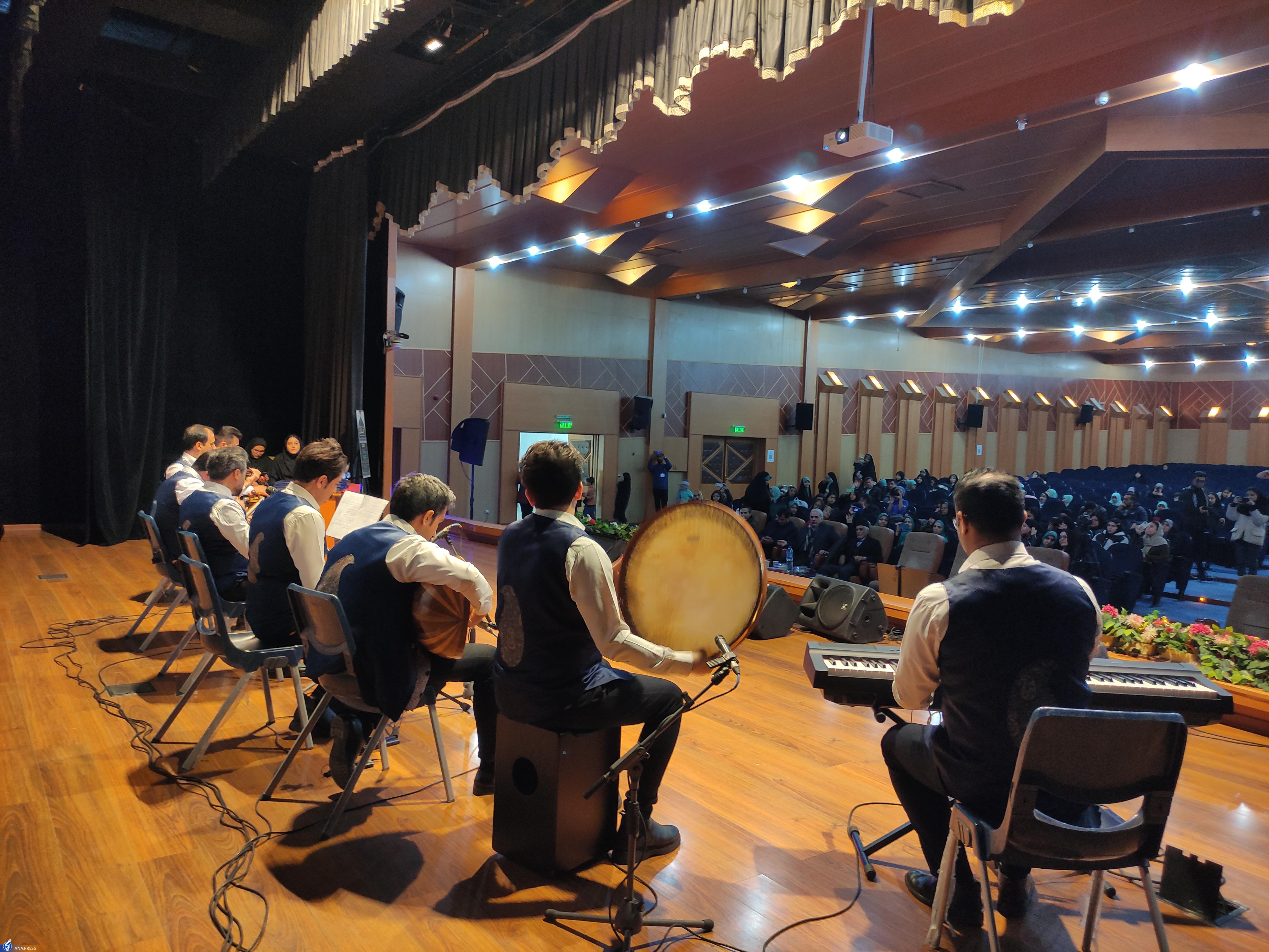 جشنواره «آواها و نواهای نبوی» بستر مناسبی برای جامعه دانشگاهی بود جشنواره «آواها و نواهای نبوی» بستر مناسبی برای جامعه دانشگاهی بود