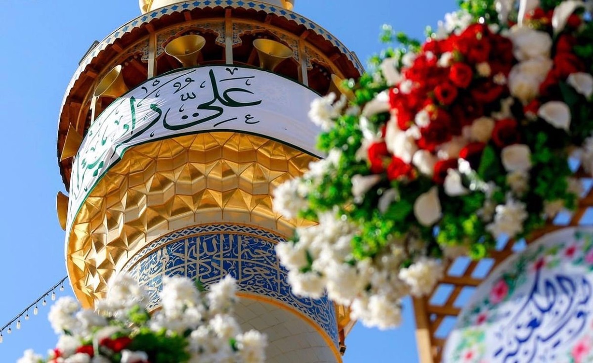 جشن ۱۳ رجب در حرم امام علی (ع) خادمان با گل و شکلات به استقبال زائران رفتند+فیلم