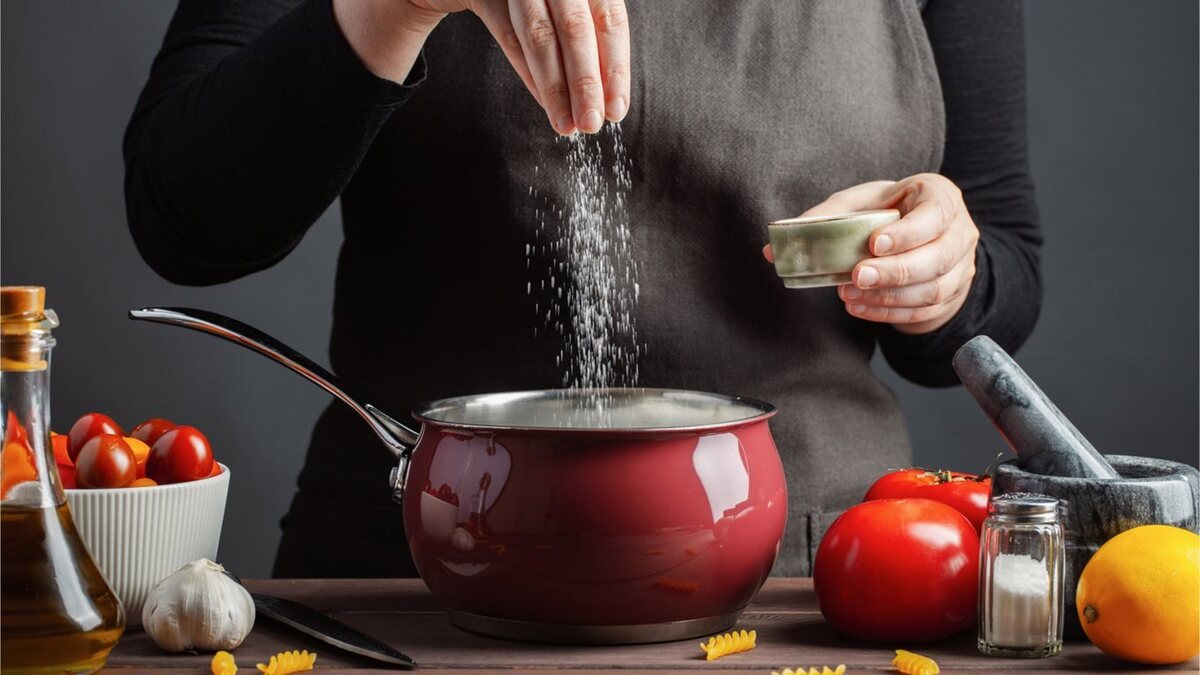نمک یددار تصفیه شده را به مقدار کم در آخر پخت به غذا اضافه کنید