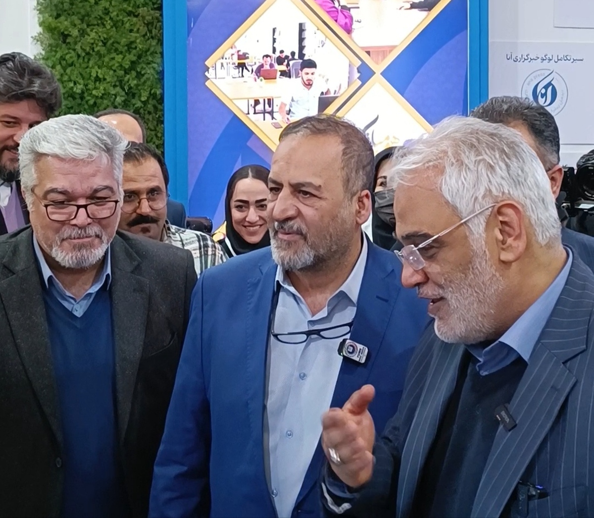 بازدید رئیس دانشگاه آزاد اسلامی از غرفه خبرگزاری علم و فناوری آنا