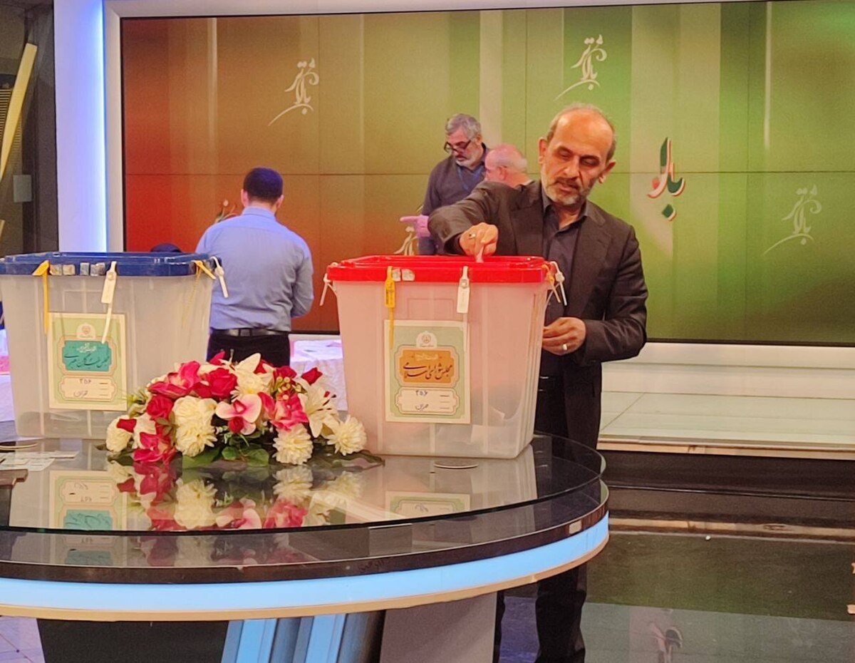 رئیس رسانه ملی رای خود را به صندوق انداخت