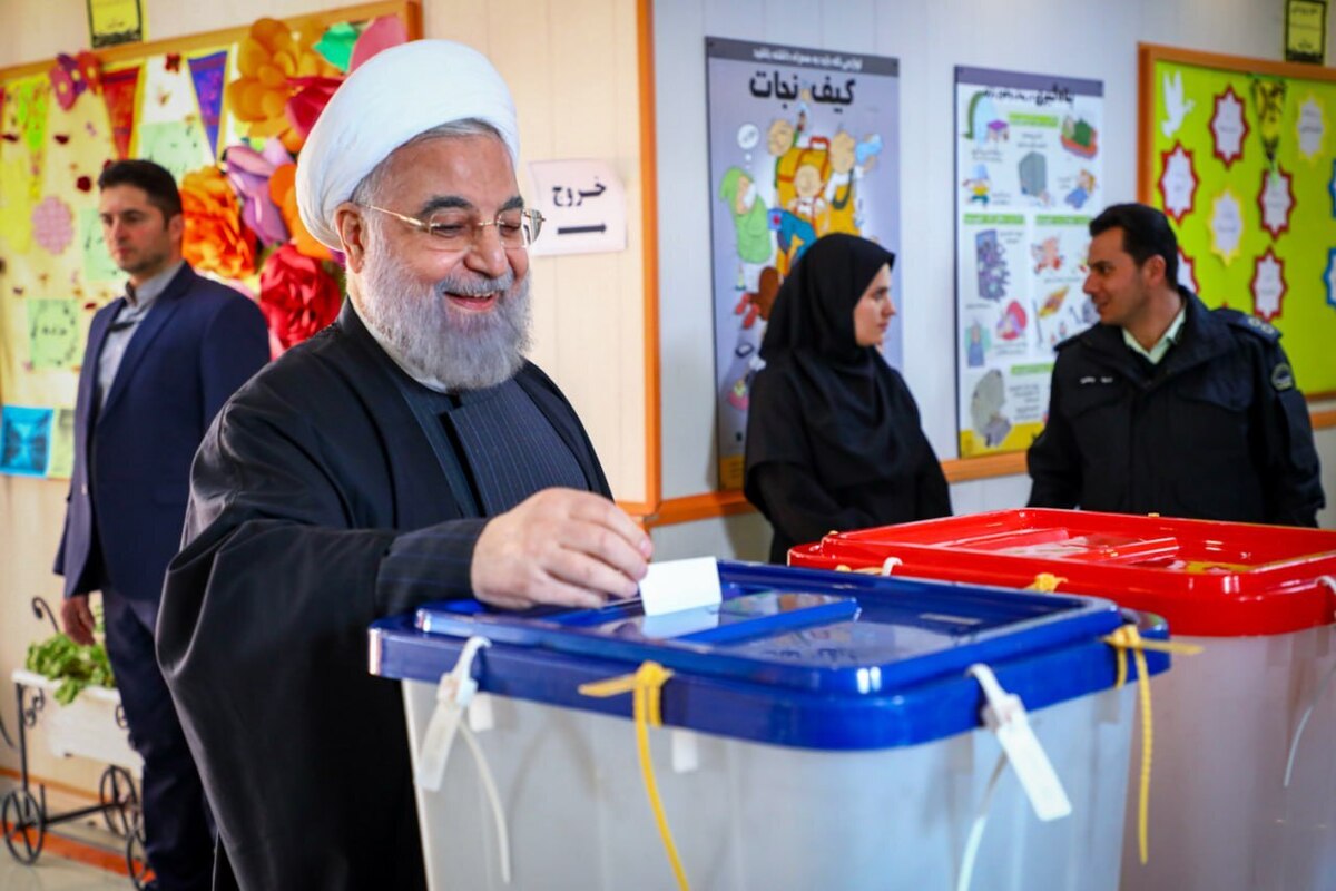 روحانی رأی خود را به صندوق انداخت