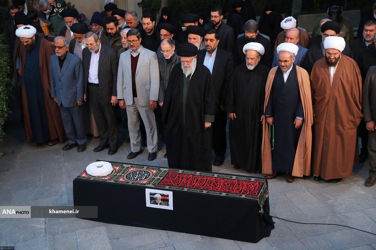 رهبر انقلاب بر پیکر آیت‌الله امامی کاشانی نماز اقامه کردند