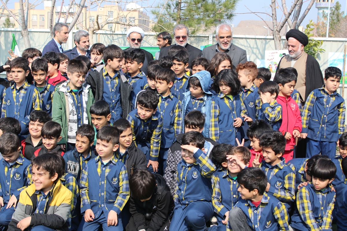 از کاشت ۶۹ درخت سرو به نیت حضرت زینب (س) تا آشتی با طبیعت با شعار «همعهدی سبز»