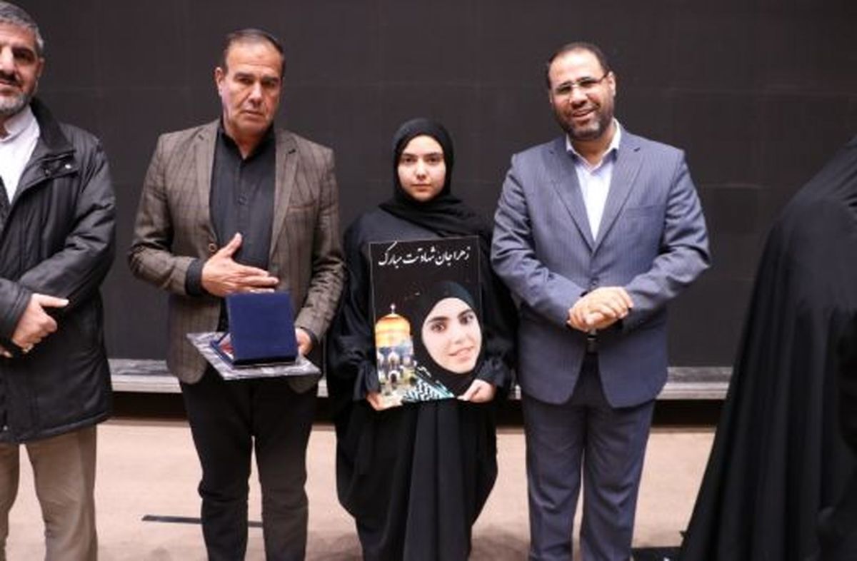 اهدای نشان شجاعت سازمان دانشآموزی به خانواده شهدای حادثه تروریستی