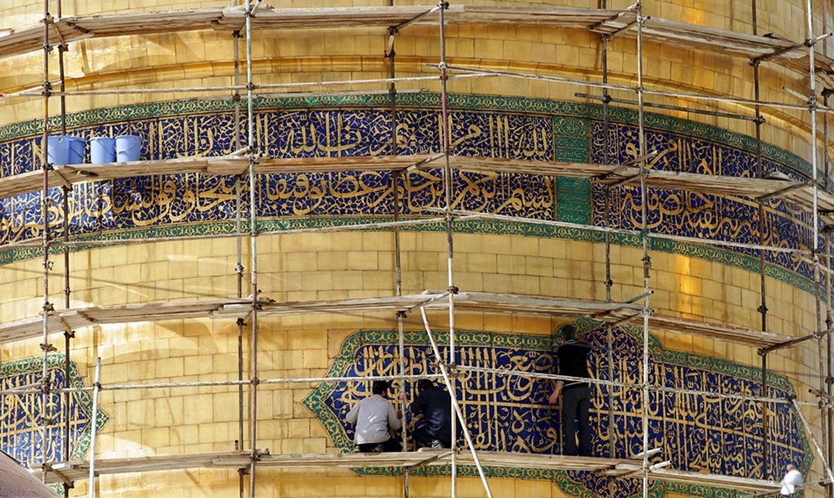 شستوشوی گنبد منور رضوی در آستانه سال نو آغاز شد