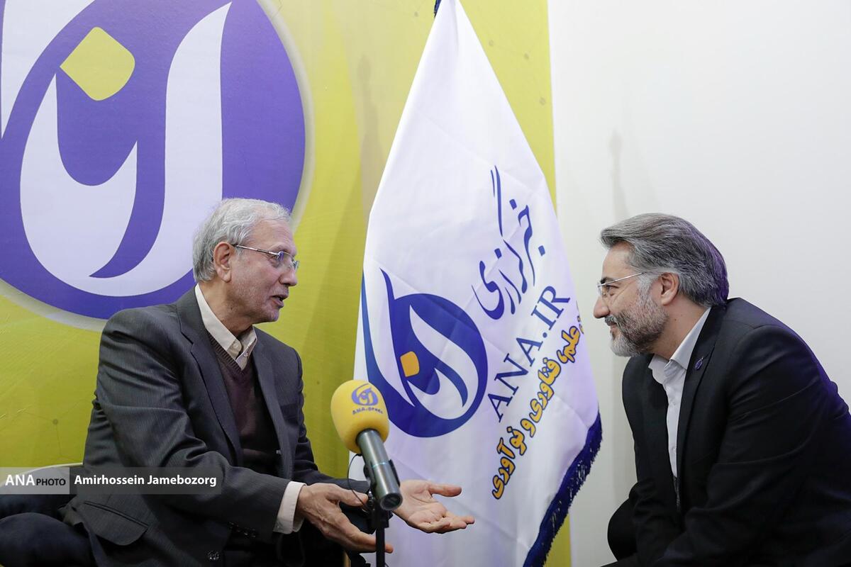 بازدید علی ربیعی از غرفه خبرگزاری آنا