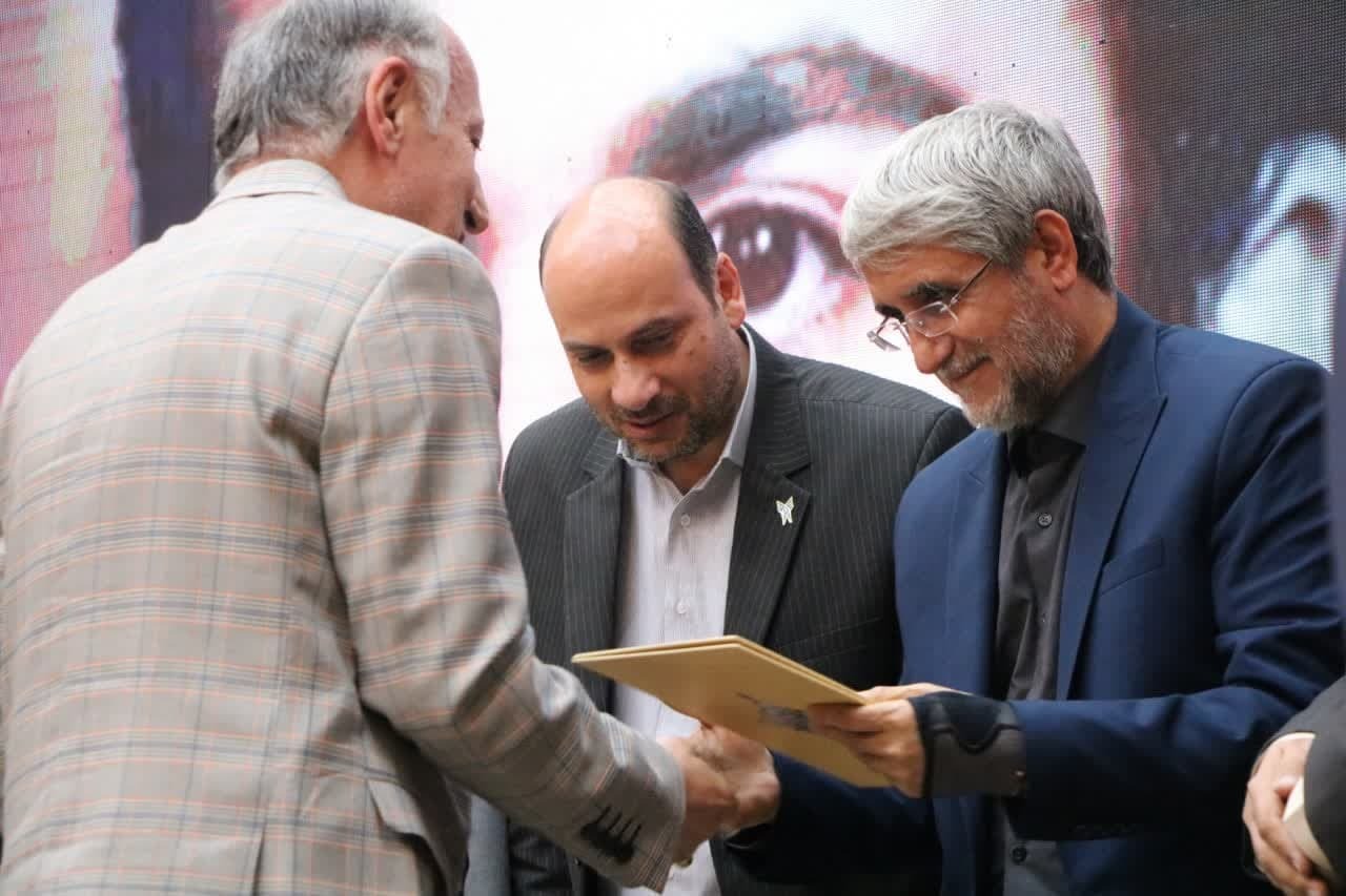 شهیدان هویت ملت ایران هستند شهیدان هویت ملت ایران هستند