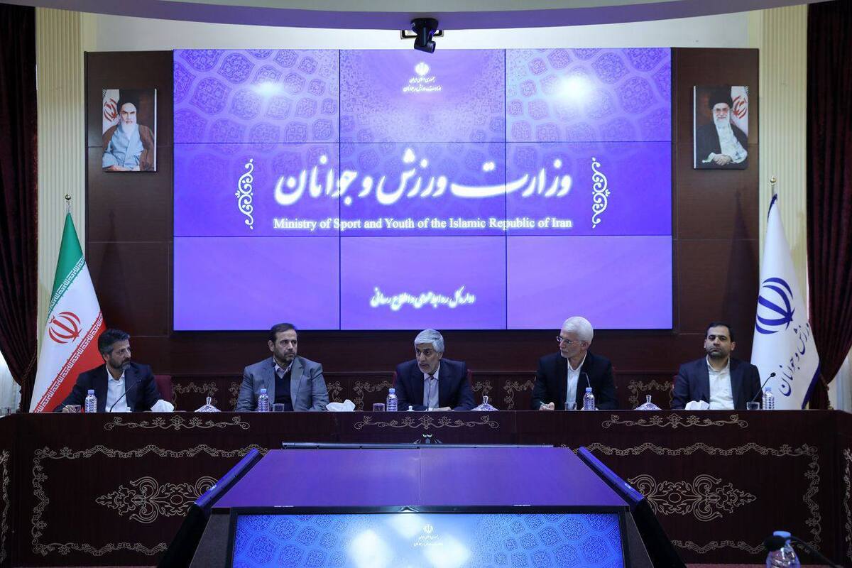 ادامه جلسات اخذ مجوز حرفه‌ای استقلال و پرسپولیس با حضور وزیر ورزش و تاج