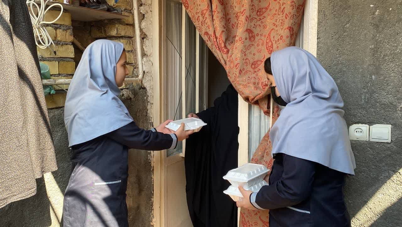 احسان و نیکوکاری ویژگی بارز پیامبران و ائمه اطهار(ع) بوده است احسان و نیکوکاری ویژگی بارز پیامبران و ائمه اطهار(ع) بوده است