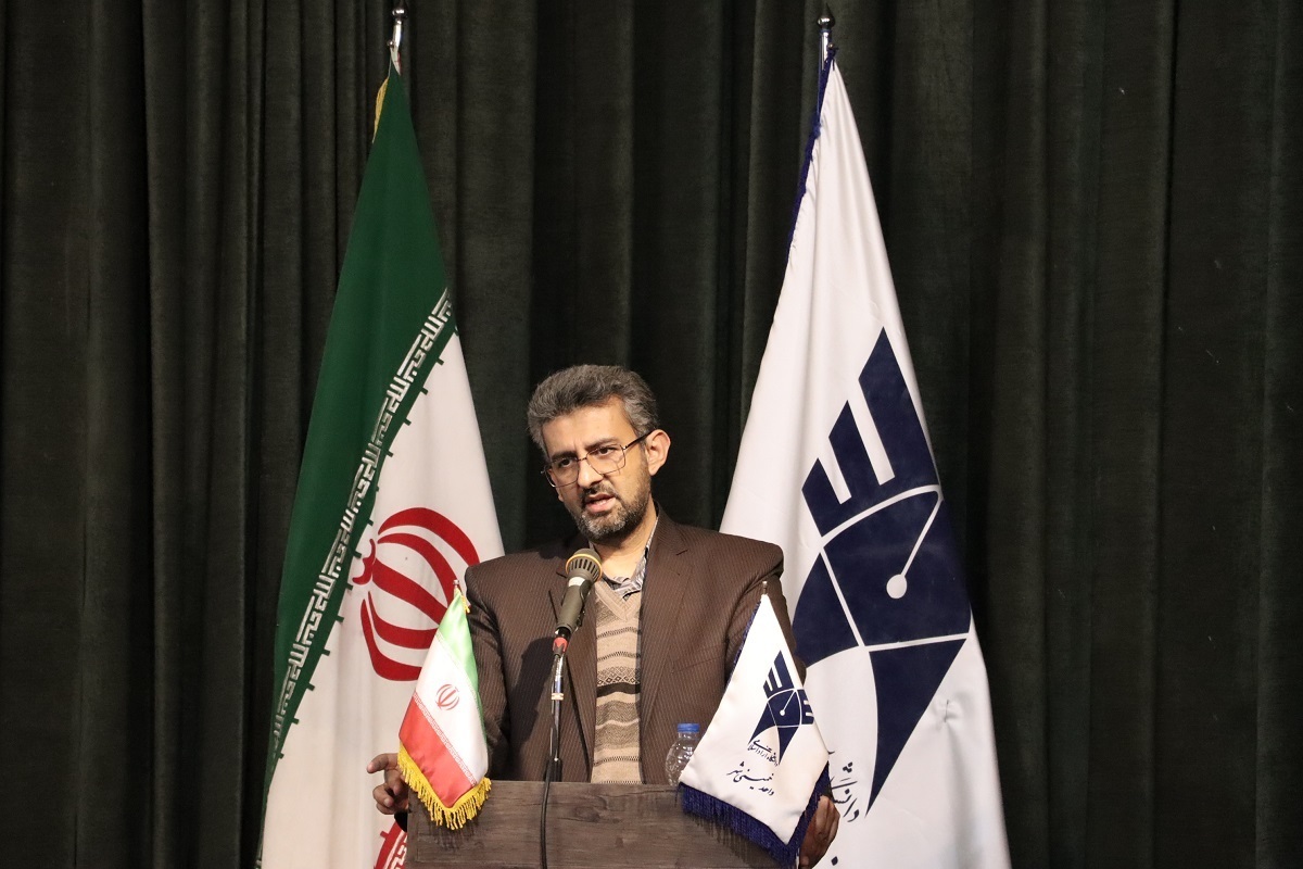 نگاه حلمسئله دانشگاه آزاد خمینیشهر با ظرفیتهای سختافزاری و نرمافزاری