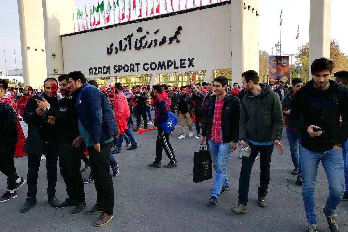 درهای ورزشگاه به روی هواداران باز شد