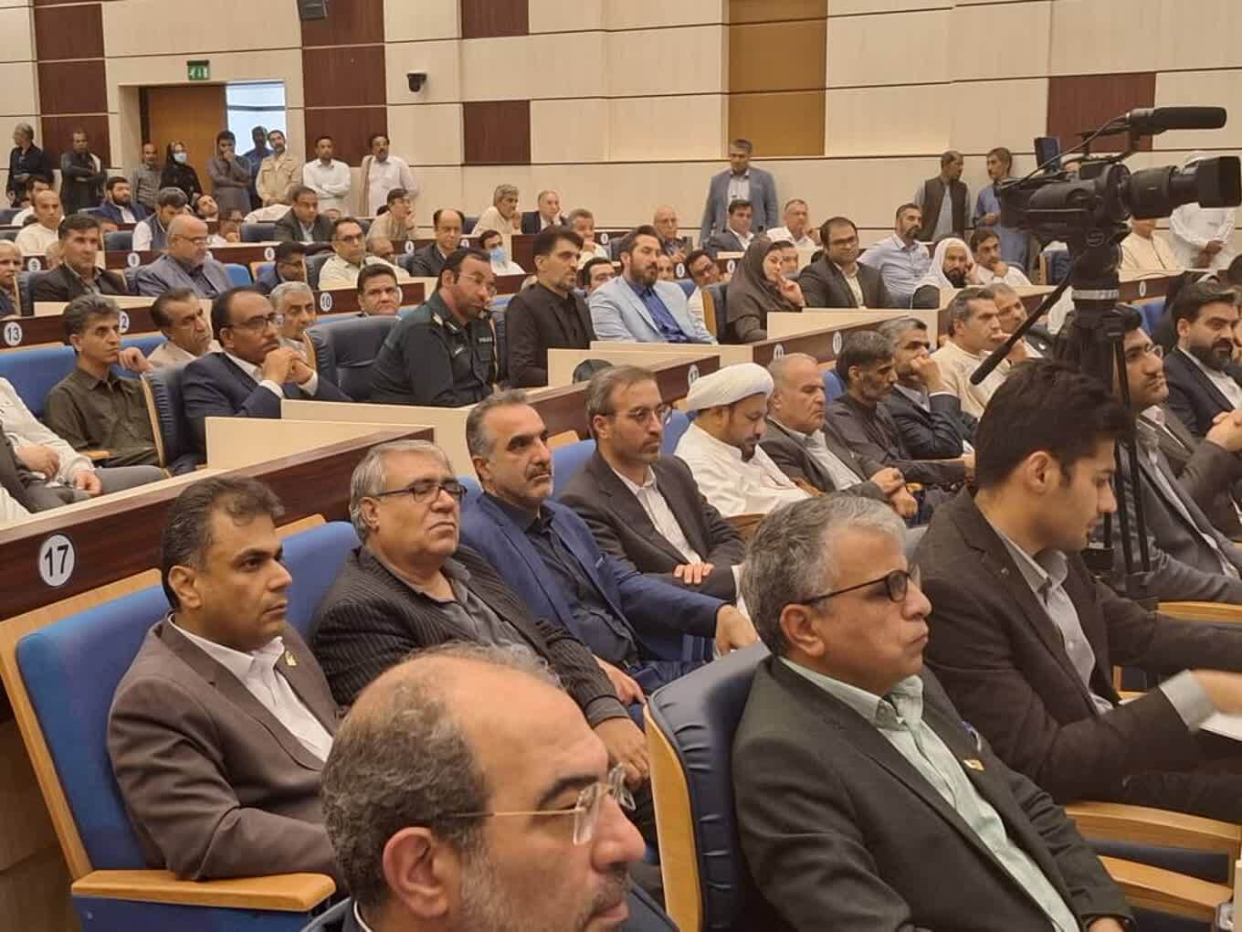 نخستین مدیرعامل زن اهل تسنن سازمان مناطق آزاد منصوب شد/ زن از نگاه قرآن عضوی موثر در اجتماع است نخستین مدیرعامل زن اهل تسنن سازمان مناطق آزاد منصوب شد/ زن از نگاه قرآن عضوی موثر در اجتماع است