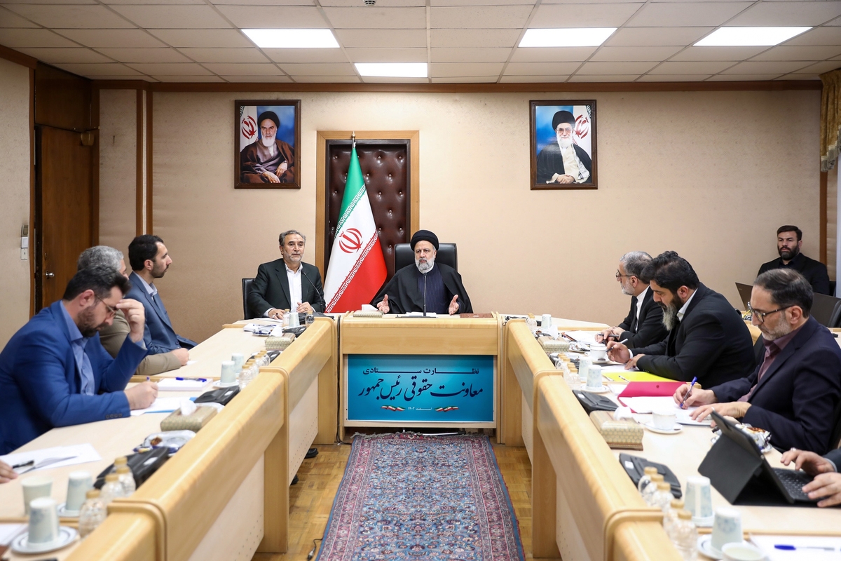 معاونت حقوقی ریاست جمهوری در مواجهه با زورگویان رویکرد تهاجمی داشته باشد