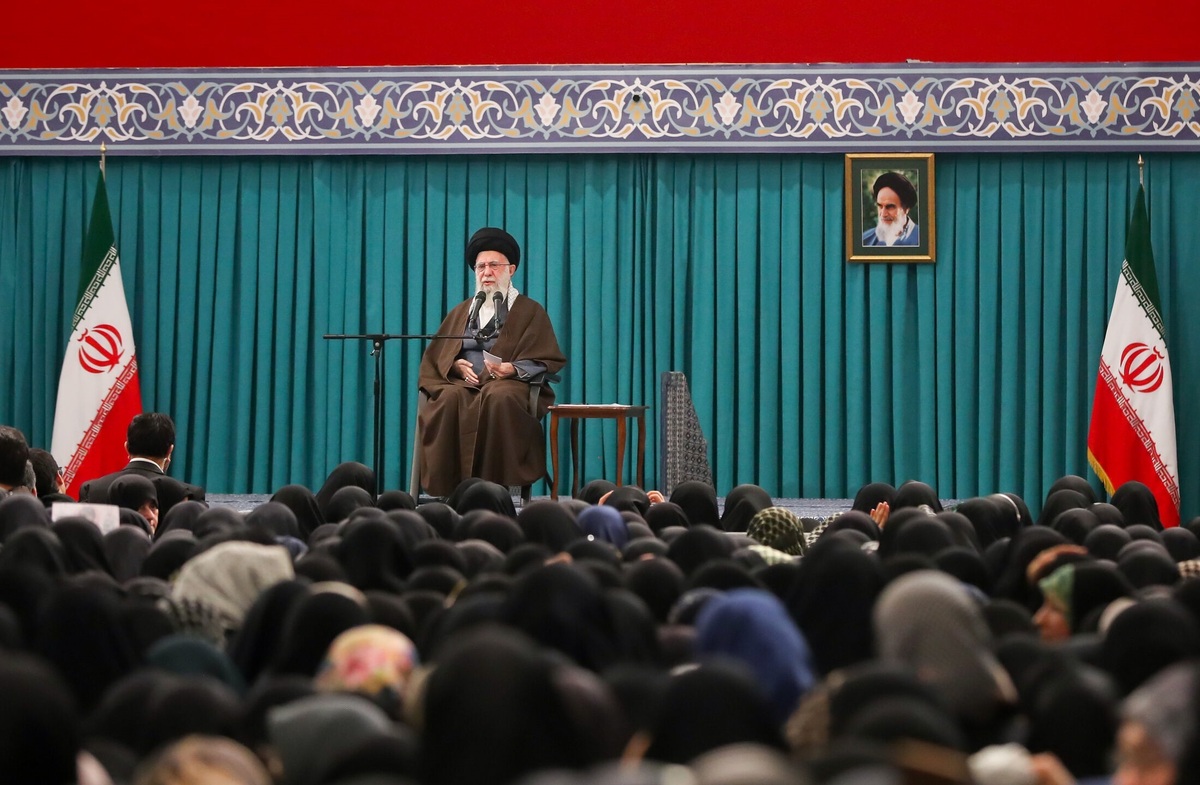 رهبر انقلاب: هرکس ایران را دوست دارد باید در انتخابات فعال باشد حضور در انتخابات دشمنان را مأیوس میکند
