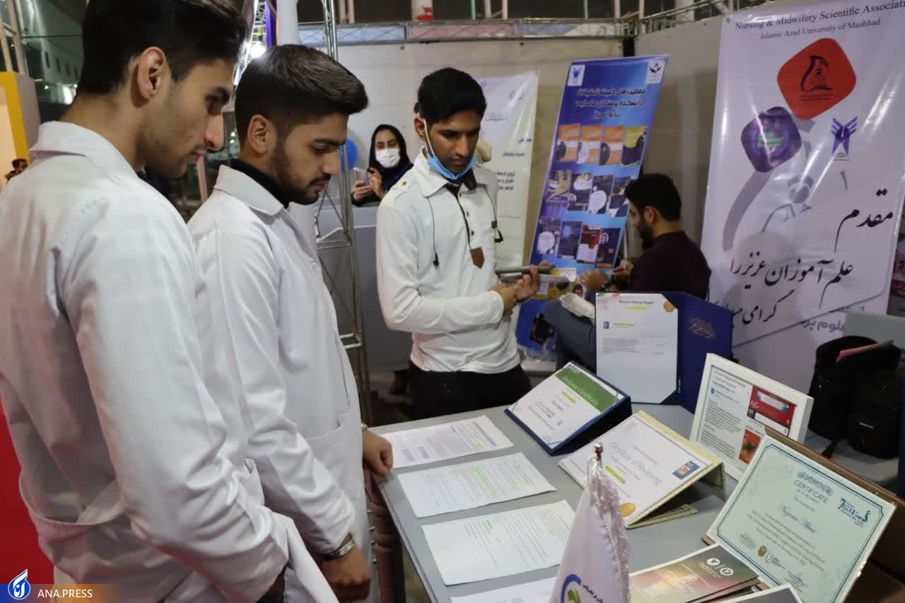 رباتی که صفحات خورشیدی را با بخار خشک تمیز میکند رباتی که صفحات خورشیدی را با بخار خشک تمیز میکند