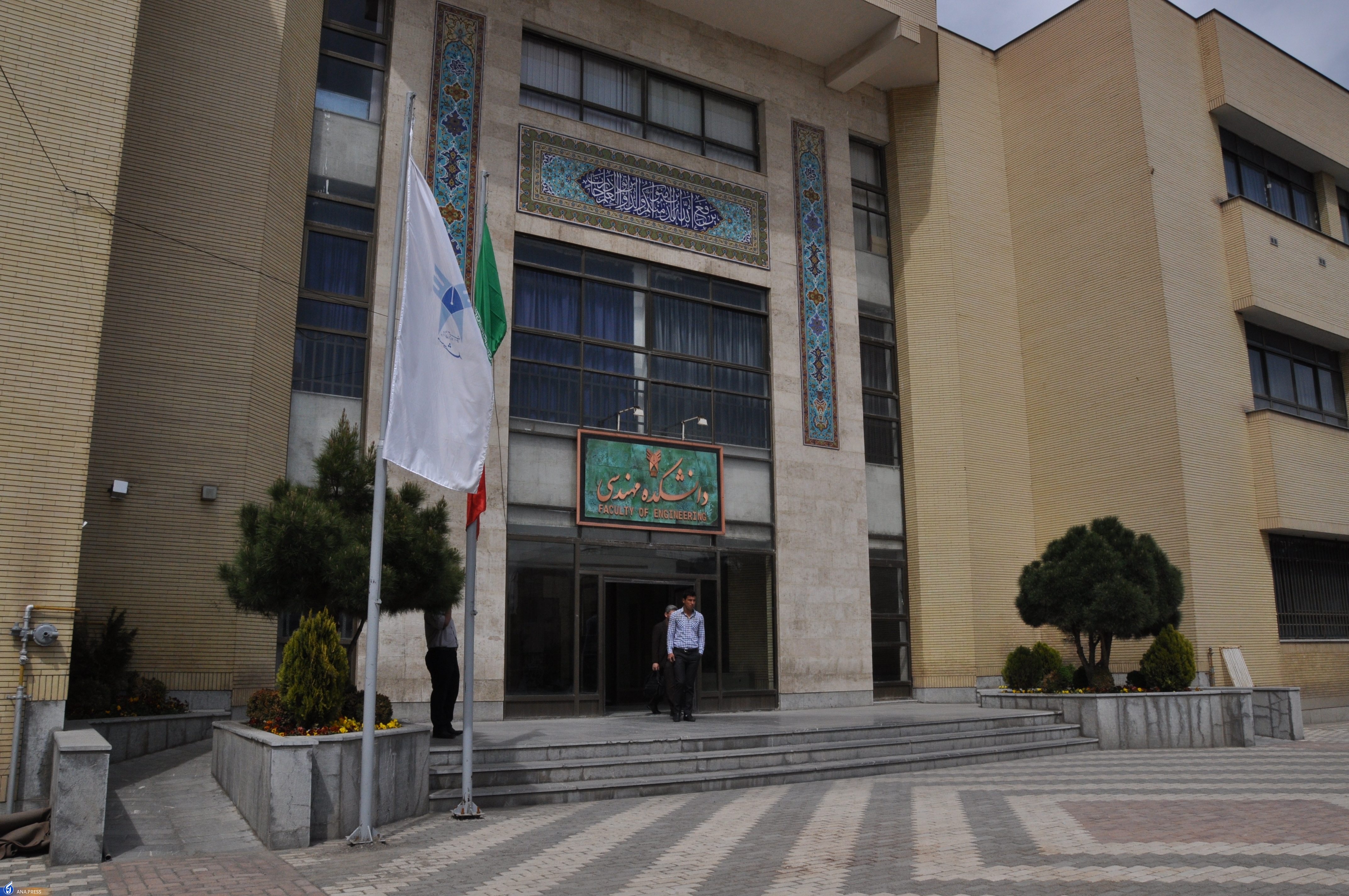 رباتی که صفحات خورشیدی را با بخار خشک تمیز میکند رباتی که صفحات خورشیدی را با بخار خشک تمیز میکند